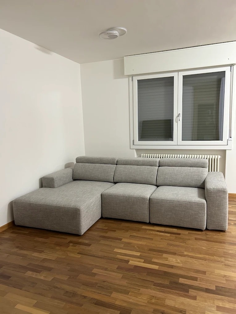 Divano angolare modulare grigio chiaro