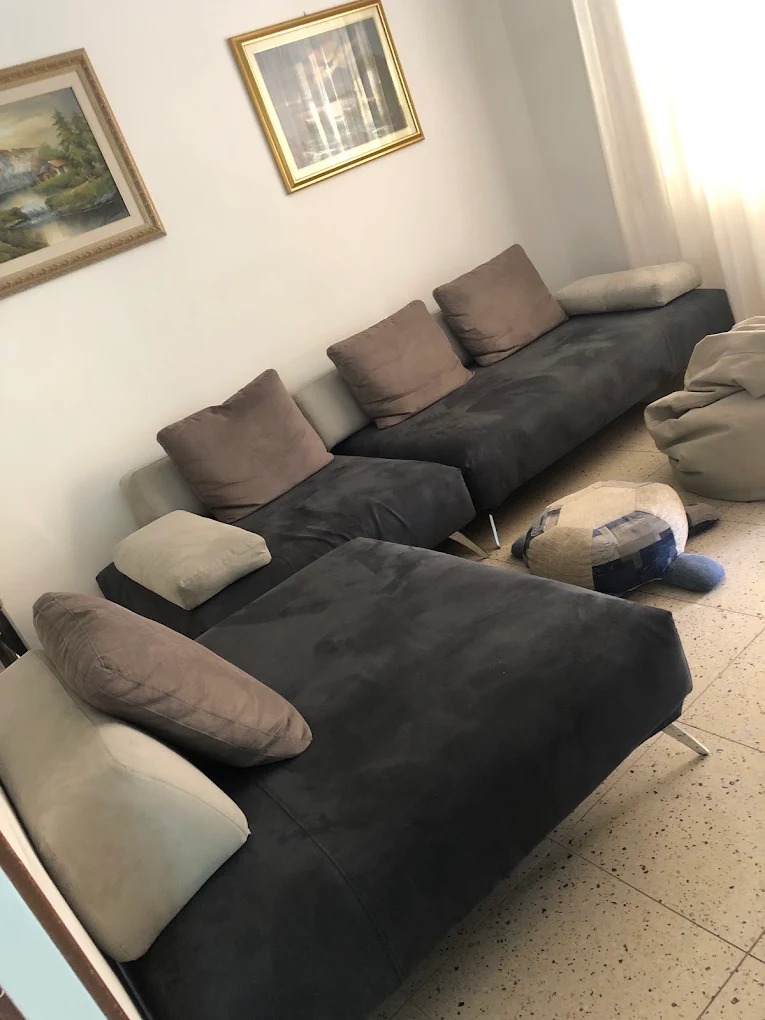 Divano componibile grigio scuro con schienali mobili